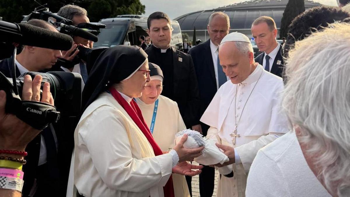 Sor Lucía li entrega un obsequi al Papa