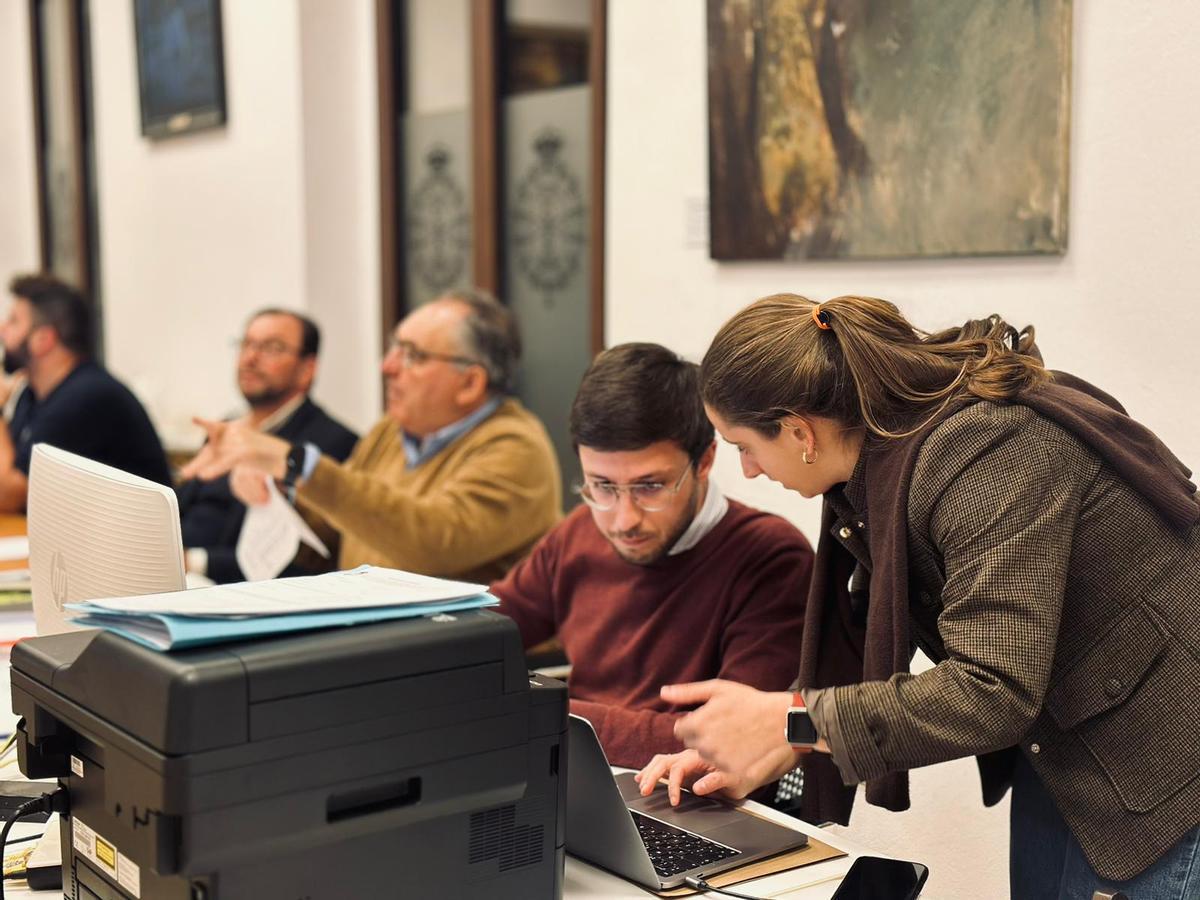 María Cabezas junto a miembros de la Hermandad de Monte-Sión durante el reparto de papeletas.