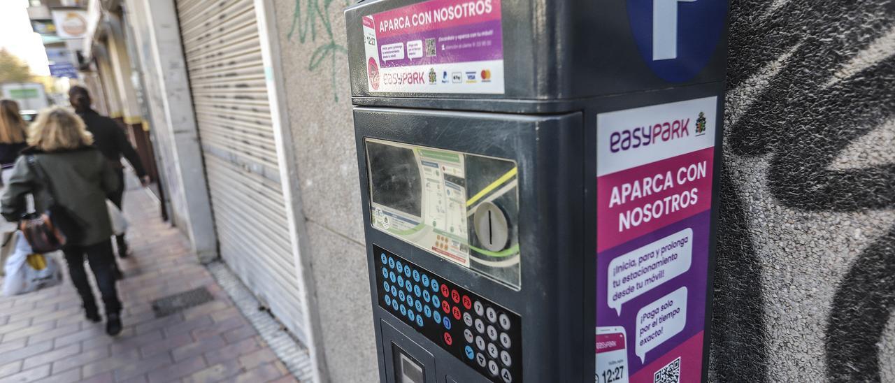 Parquímetro fuera de servicio el día 12 en una calle de Orihuela