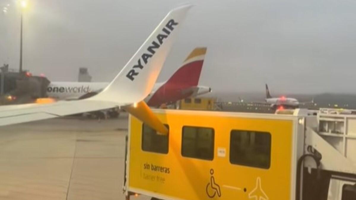 Un vehículo de asistencia impacta contra el ala de un avión en el aeropuerto de Santiago