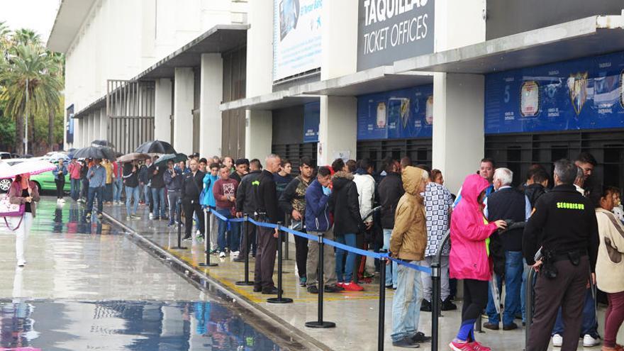 Colas en La Rosaleda pese a la lluvia.