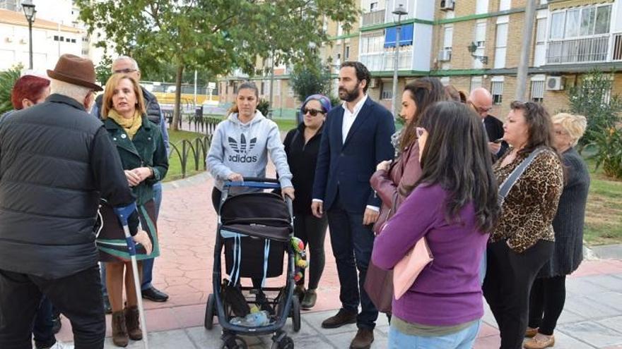 Daniel Pérez y Begoña Medina se reunieron ayer con los vecinos.