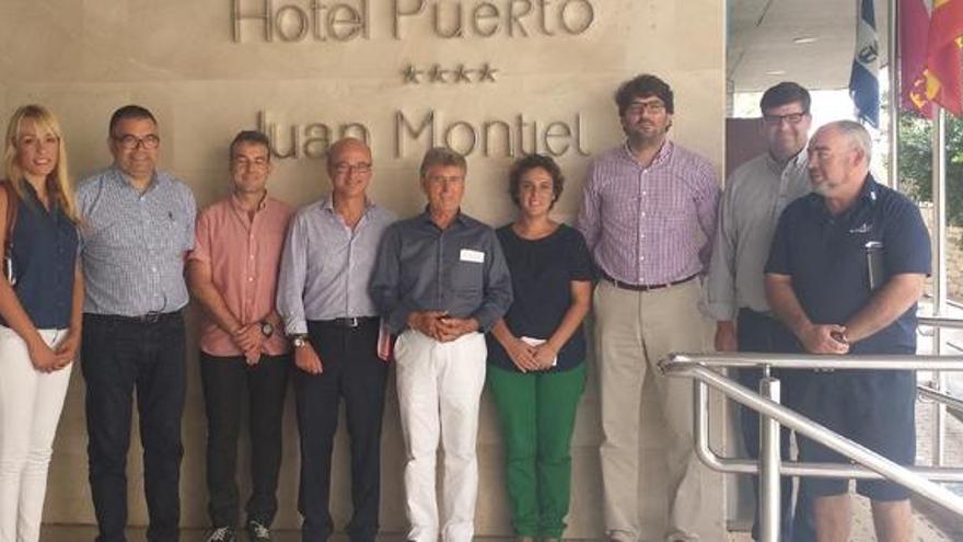 Juan Hernández con los representantes del sector turístico en Águilas.