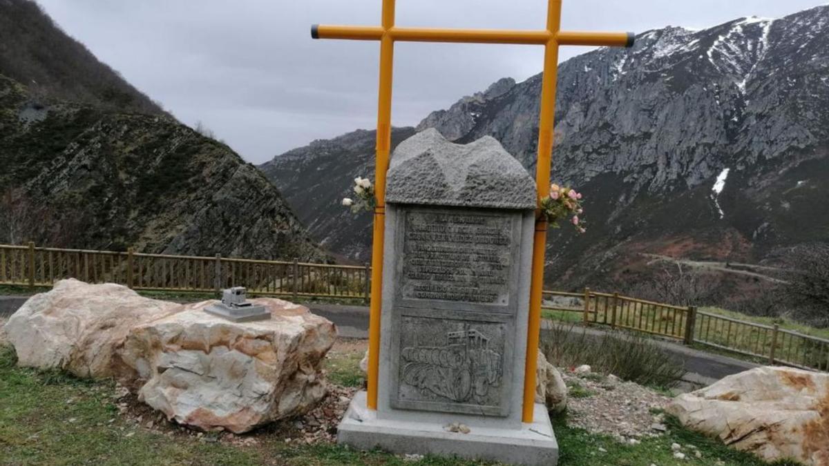 El monumento en honor a los dos operarios fallecidos el 1 de enero de 2021 en San Isidro. | L. Camporro