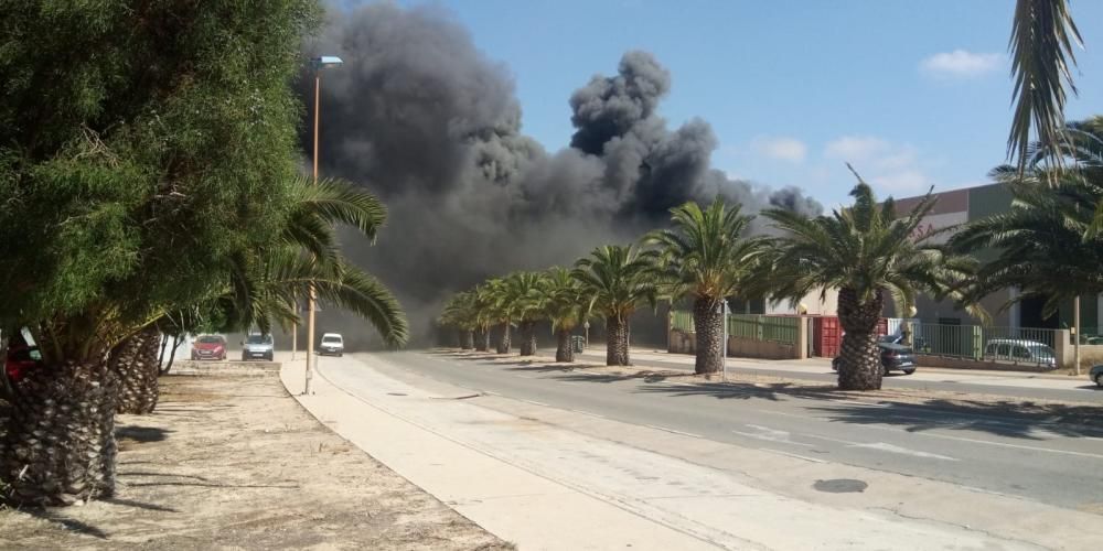 El fuego arrasa el Upper del polígono Cabezo Beaza de Cartagena