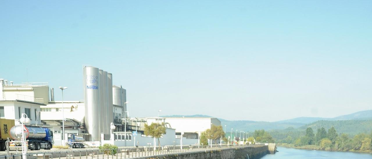 La factoría de Nestlé en Pontecesures, a orillas del Ulla.