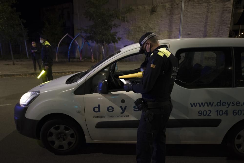 Control policial a la Bonavista de Manresa durant el toc de queda