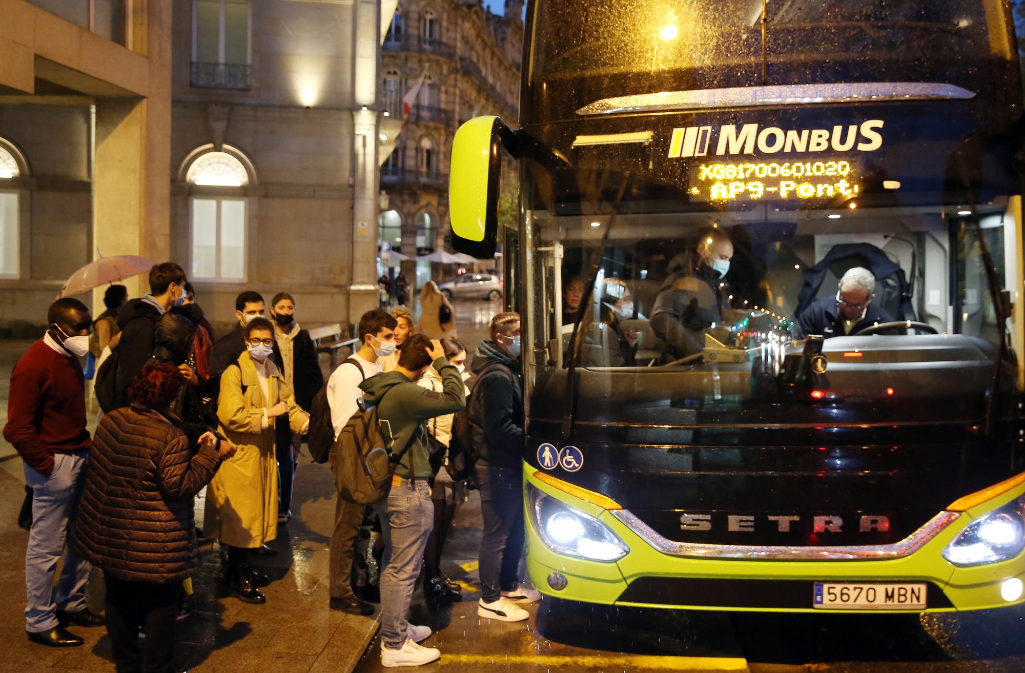 La huelga en el ferrocarril abarrota los autobuses en Vigo