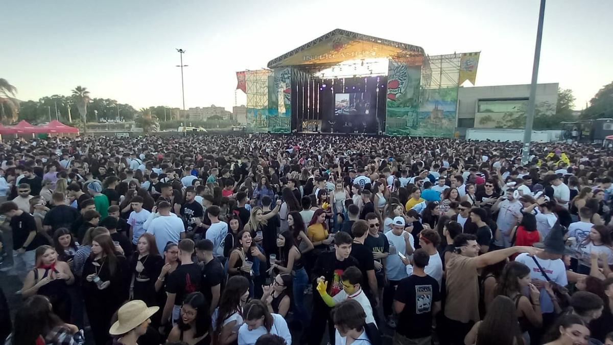Asistentes a un festival de música en La Fica.