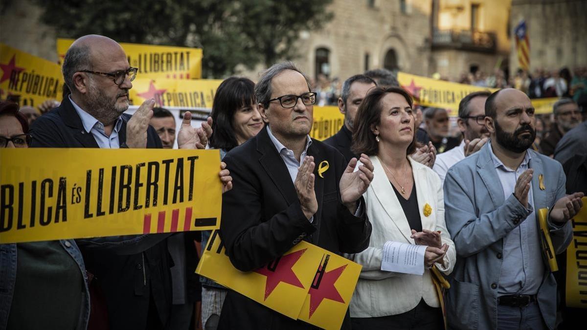 Quim Torra y Elisenda Paluzie, el pasado mayo, en una concentración en la plaza de la Catedral de Barcelona, para pedir la libertad de los políticos presos.