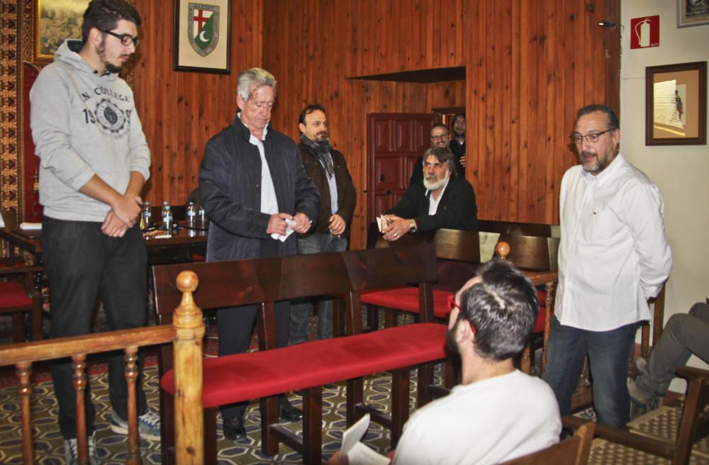 Preparados para la acción festera en Alcoy