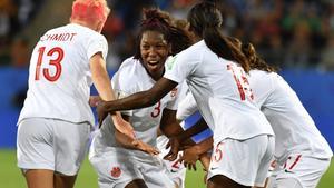 La defensora de Canadá, Kadeisha Buchanan (C), es felicitada por sus compañeras durante el partido de fútbol del Grupo E de la Copa Mundial Femenina Francia 2019 entre Canadá y Camerún, en el Estadio Mosson en Montpellier, sur de Francia.