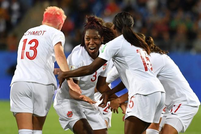 La defensora de Canadá, Kadeisha Buchanan (C), es felicitada por sus compañeras durante el partido de fútbol del Grupo E de la Copa Mundial Femenina Francia 2019 entre Canadá y Camerún, en el Estadio Mosson en Montpellier, sur de Francia.