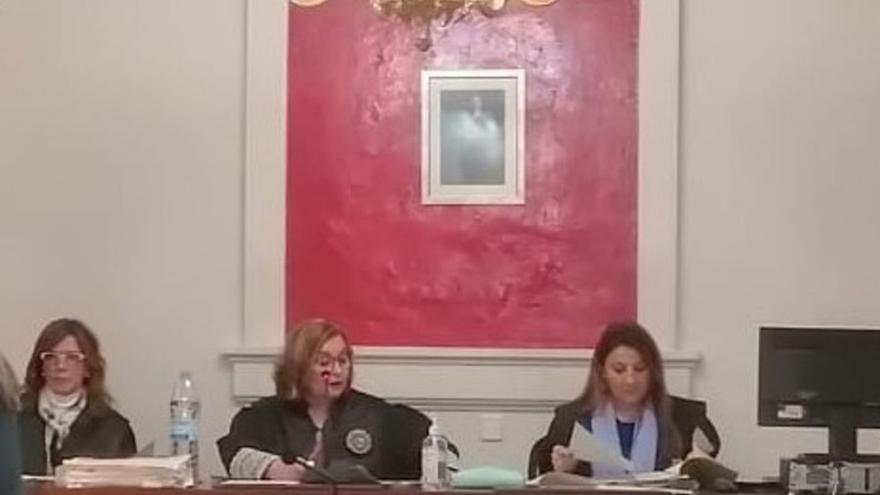 Las tres magistradas de la Audiencia durante un juicio celebrado ayer.