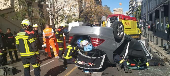 Accidente de tráfico en Guillem de Castro con un coche volcado
