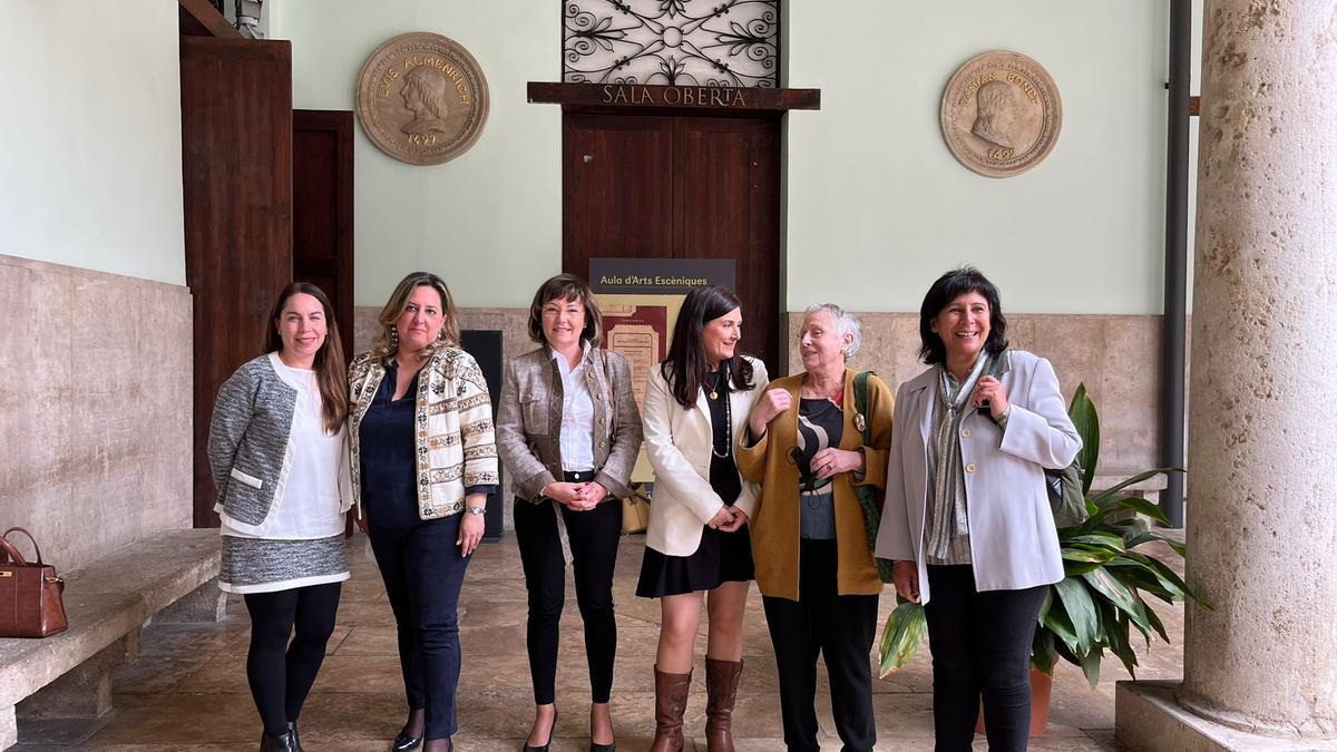 Organizadoras del encuentro, en el patio de La Nau.