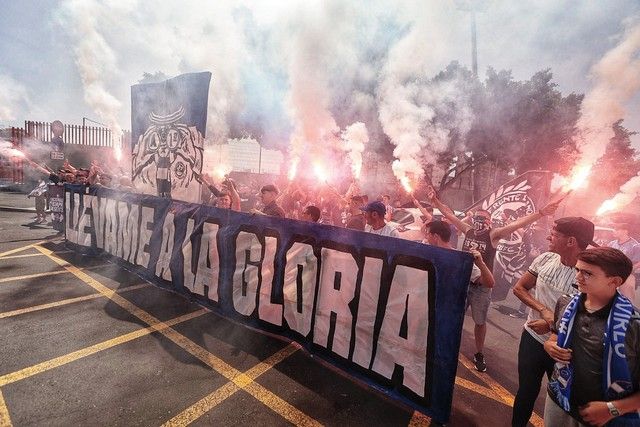 Aliento de la afición a la plantilla del CD Tenerife en el Heliodoro antes del partido ante el Girona