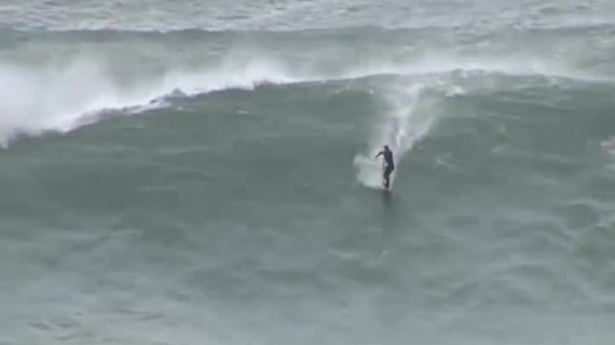 Los surferos se aprovechan de las olas de más de 8 metros en San Sebastián