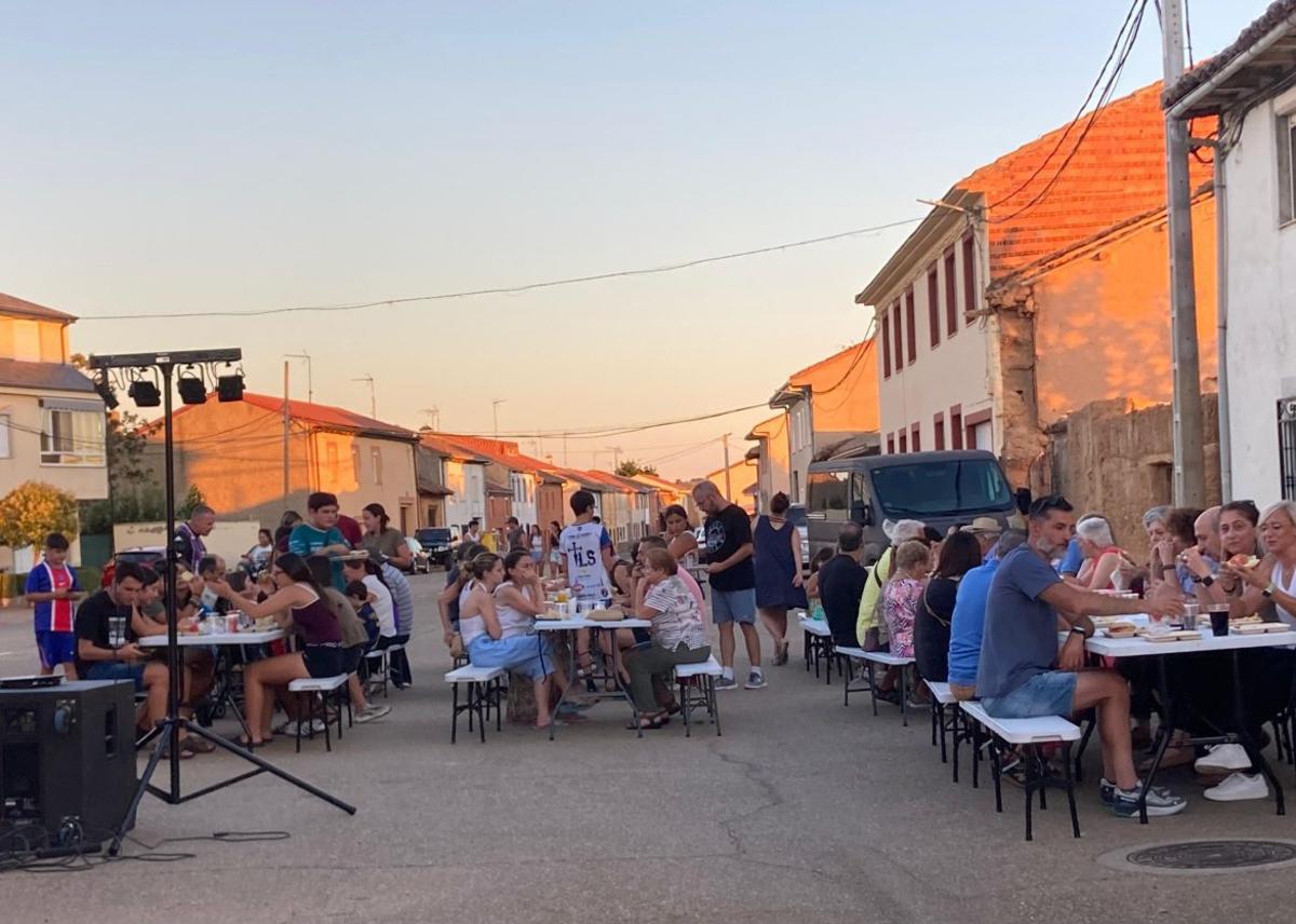 Cine en familia y encuentros de hermandad, en Calzada de Tera | E. P.