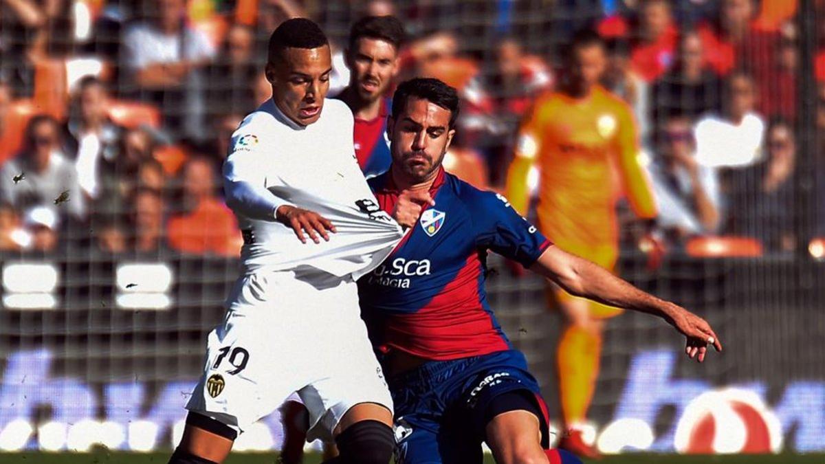 Pablo Insua luchando un balón dividido ante el Valencia