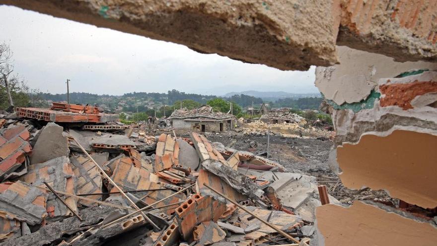 Zona cero de la explosión de la pirotecnia en Paramos. // M.G. Brea