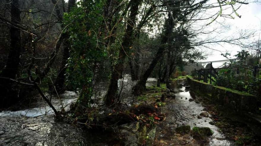 Paseo fluvial del río Umia a su paso por Segade en Caldas dañado por las inundaciones. // Iñaki Abella