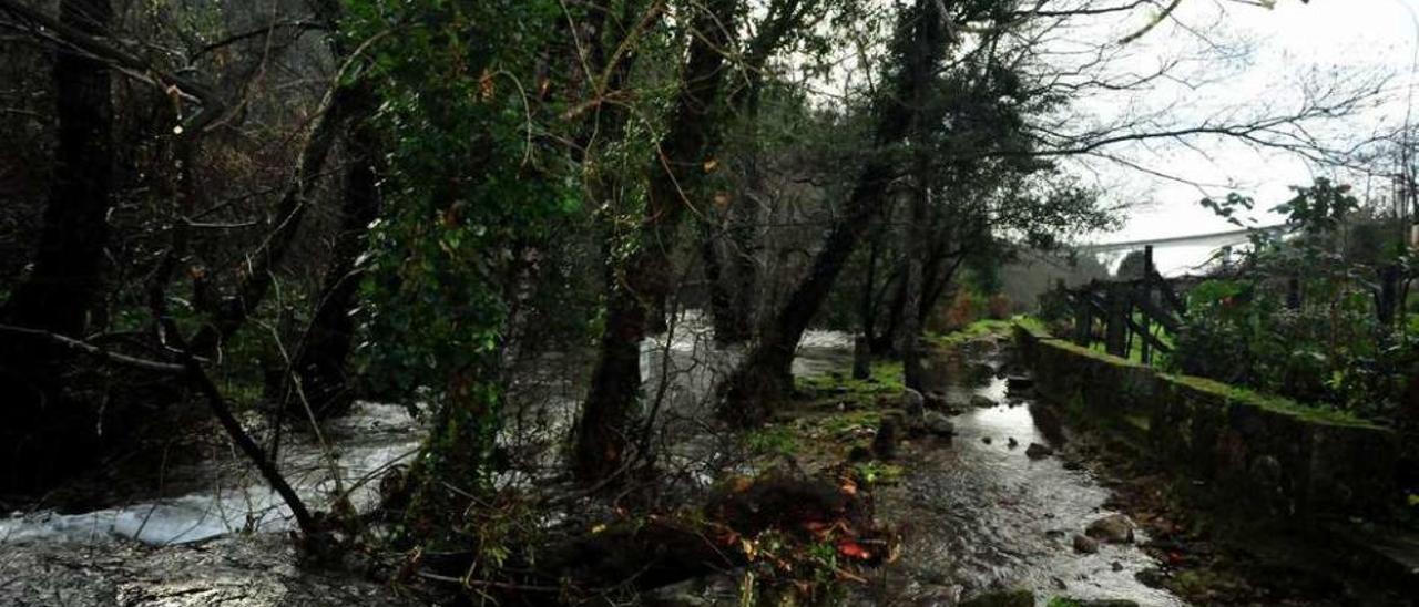 Paseo fluvial del río Umia a su paso por Segade en Caldas dañado por las inundaciones. // Iñaki Abella