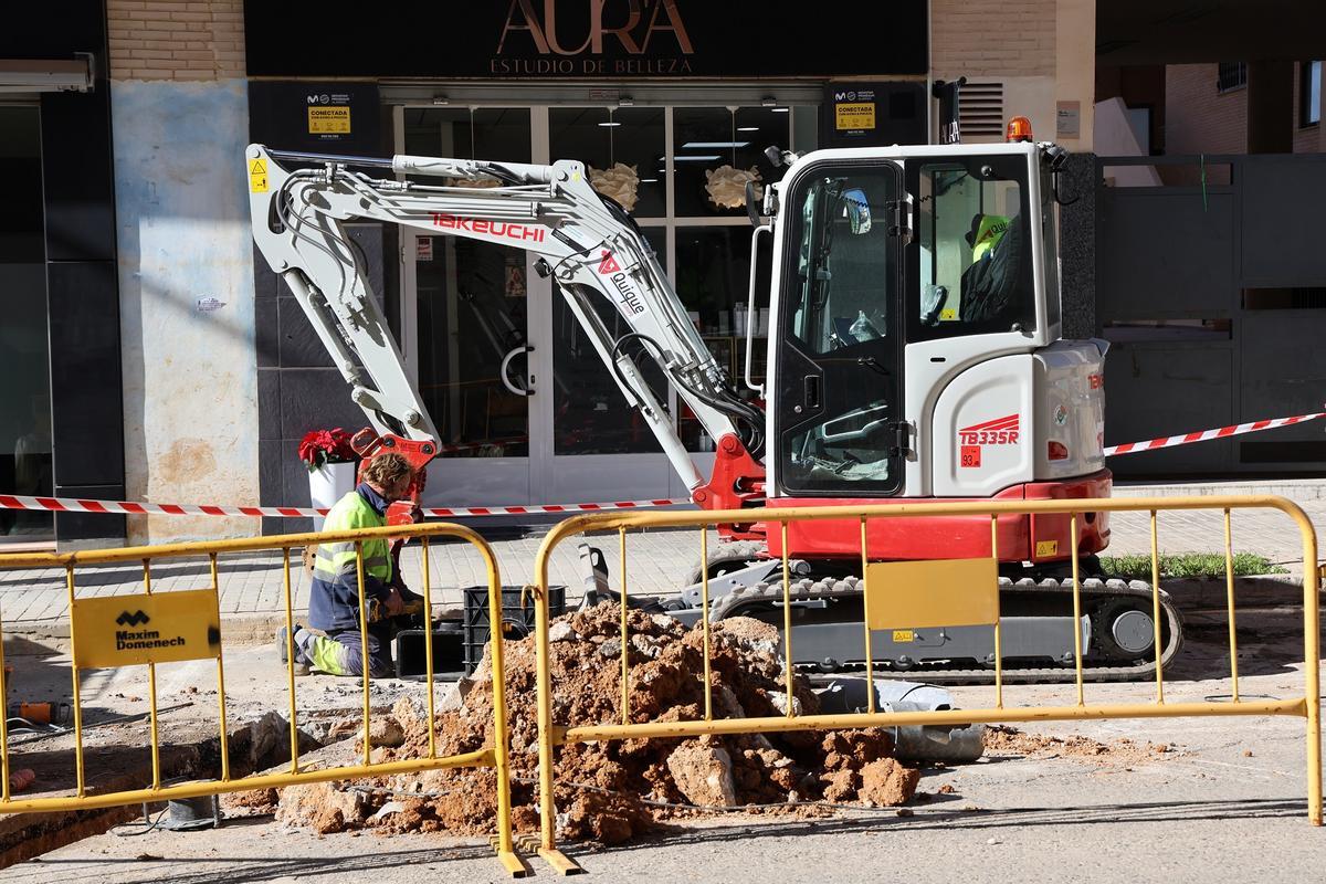 Obras para reparar el alcantarillado por vía de emergencia.