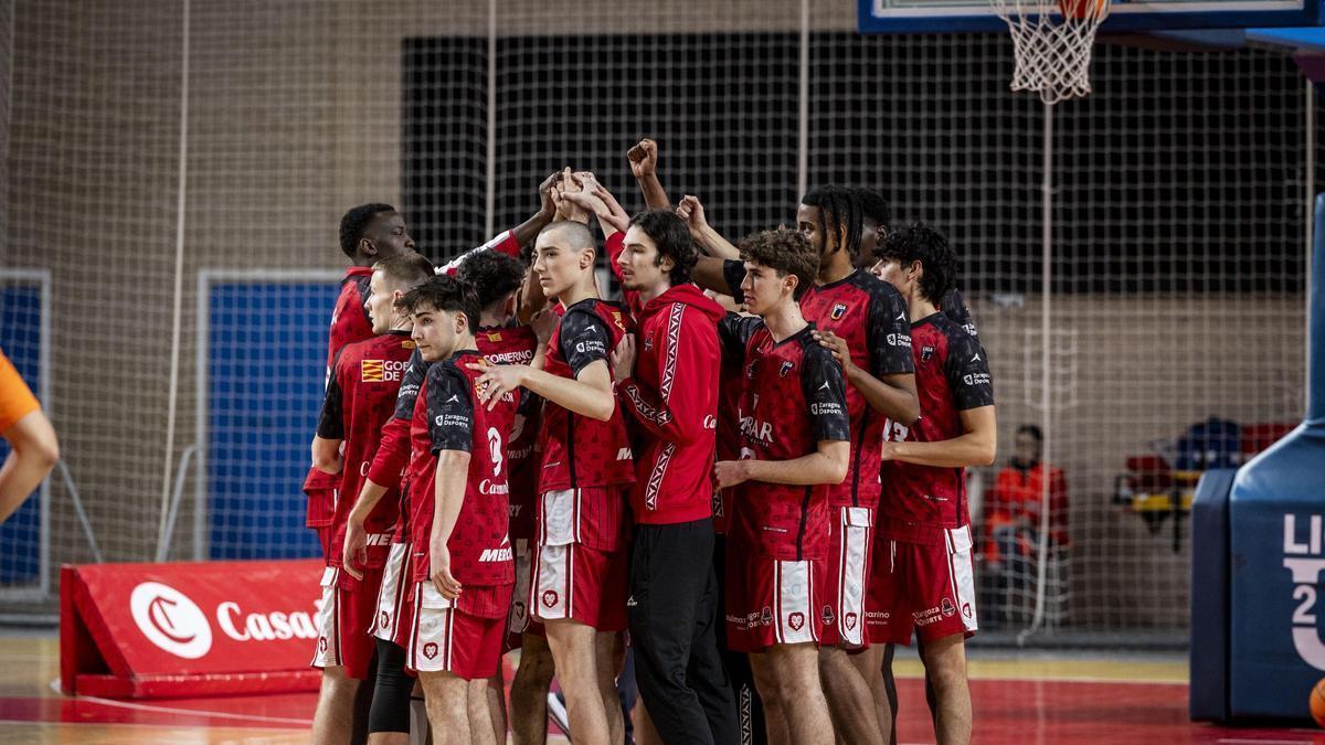 Los jugadores del Casademont U22 hacen piña durante un partido.