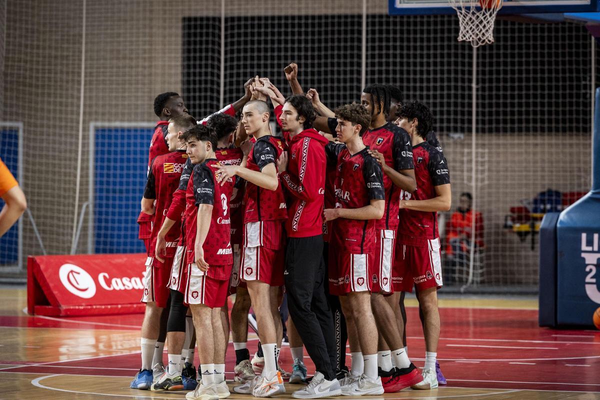 Los jugadores del Casademont U22 hacen piña durante un partido.