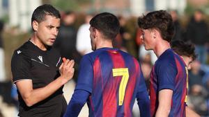Nil Vicens y Nico Marcipar dialogan con el árbitro
