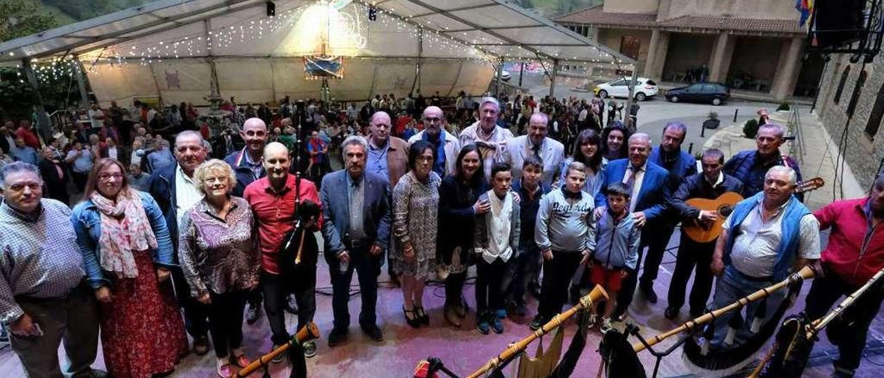 Participantes en el homenaje al cantante riosano, que estuvo arropado por su familia.