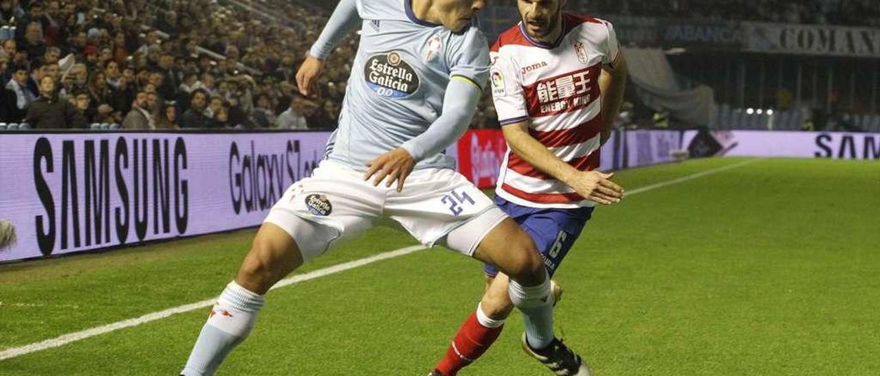 Roncaglia protege el balón presionado por Lombán. // Alba Villar