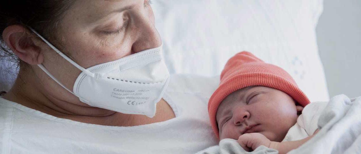 Una madre con su bebé recién nacido.