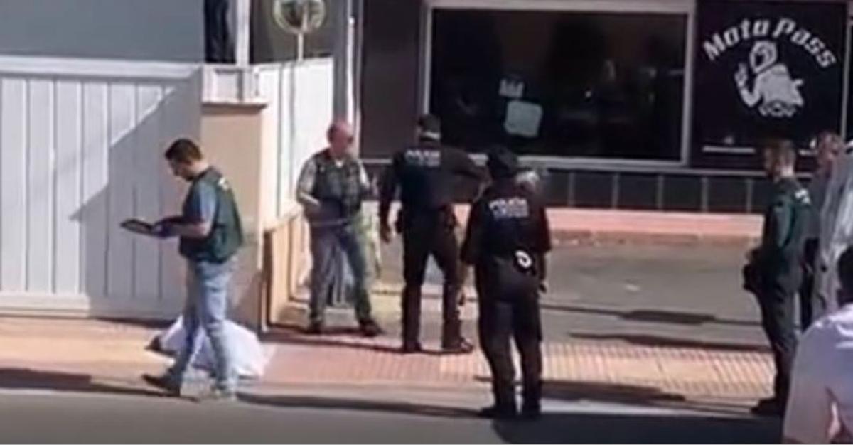 Efectivos en el lugar del atropello mortal en San Pedro, con el cuerpo aún bajo una sábana.