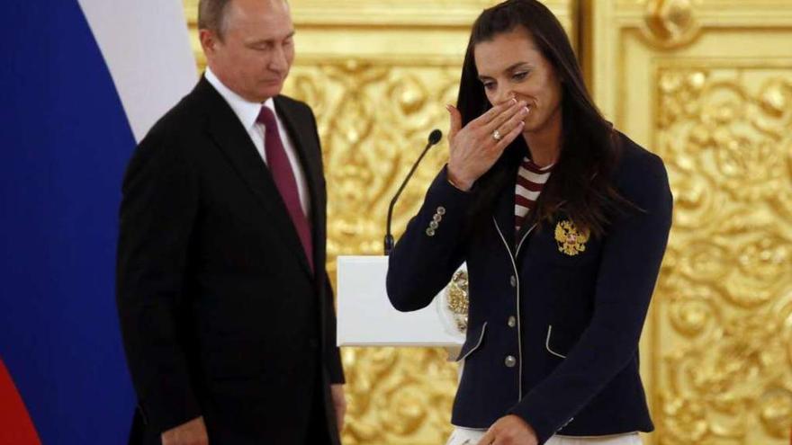 Isinbayeva, una de las excluidas, emocionada durante el acto de despedida de los deportistas rusos. // Efe