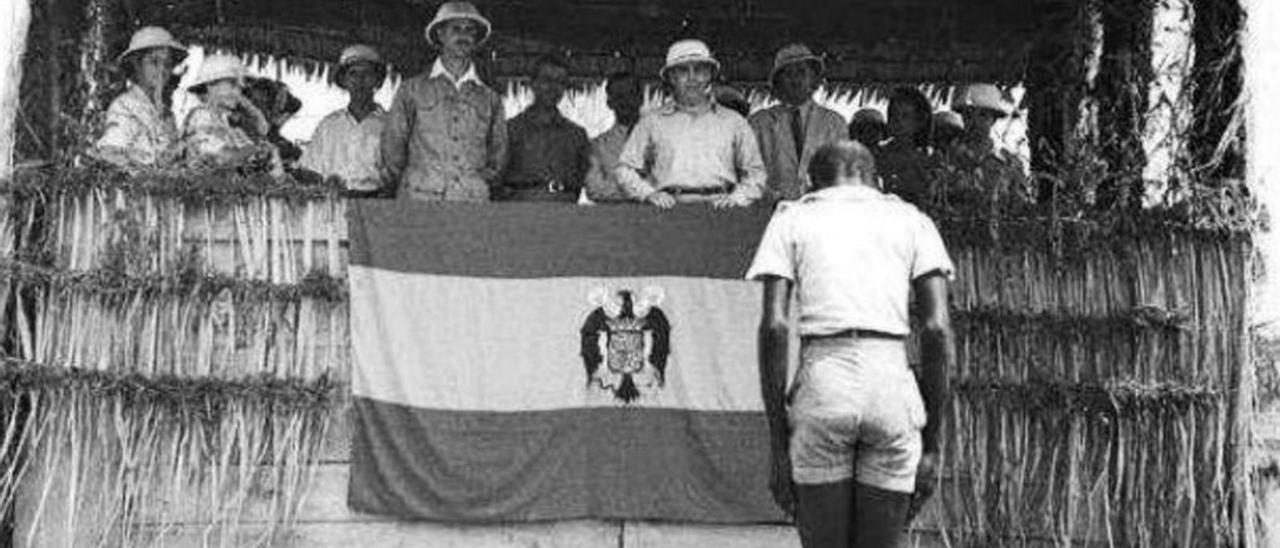 Instantánea tomada durante una celebración de exaltación franquista en la antigua colonia de Guinea española.