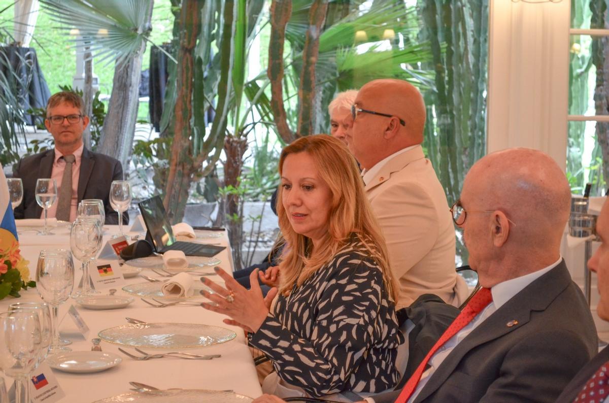La presidenta del Cabildo de Tenerife, Rosa Dávila, durante el almuerzo de trabajo