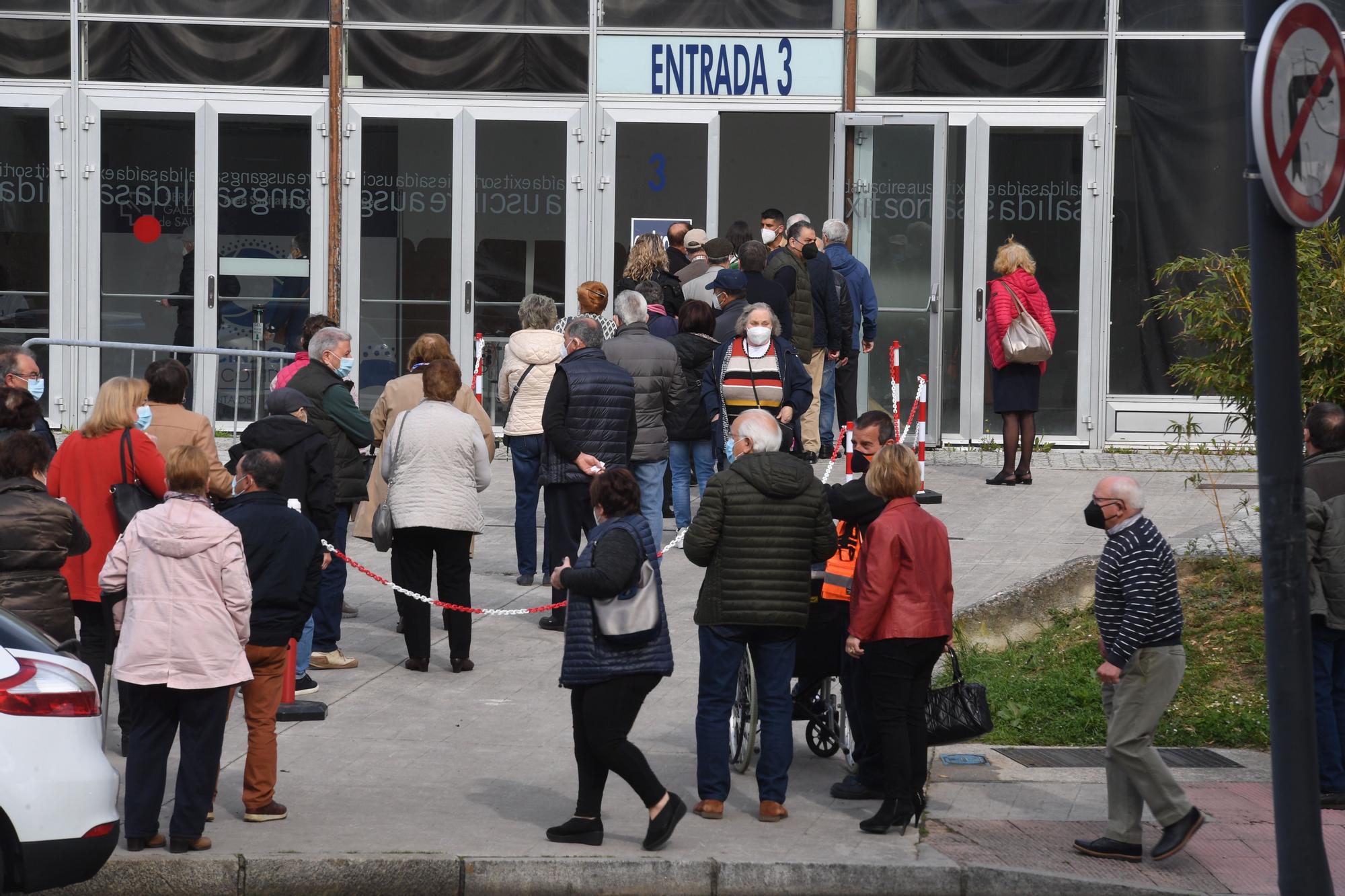 Vacunación de coruñeses de 75 a 79 años en Expocoruña