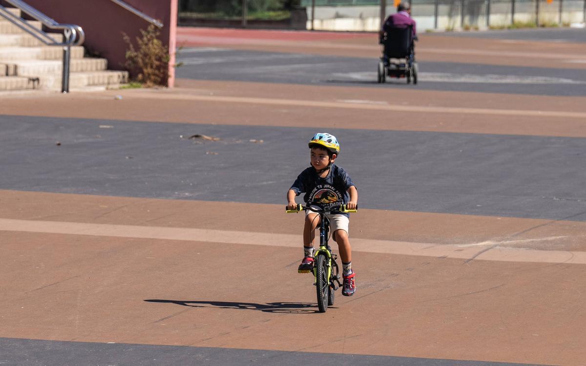 Un niño en bicicleta por el paseo de García Fària de Barcelona