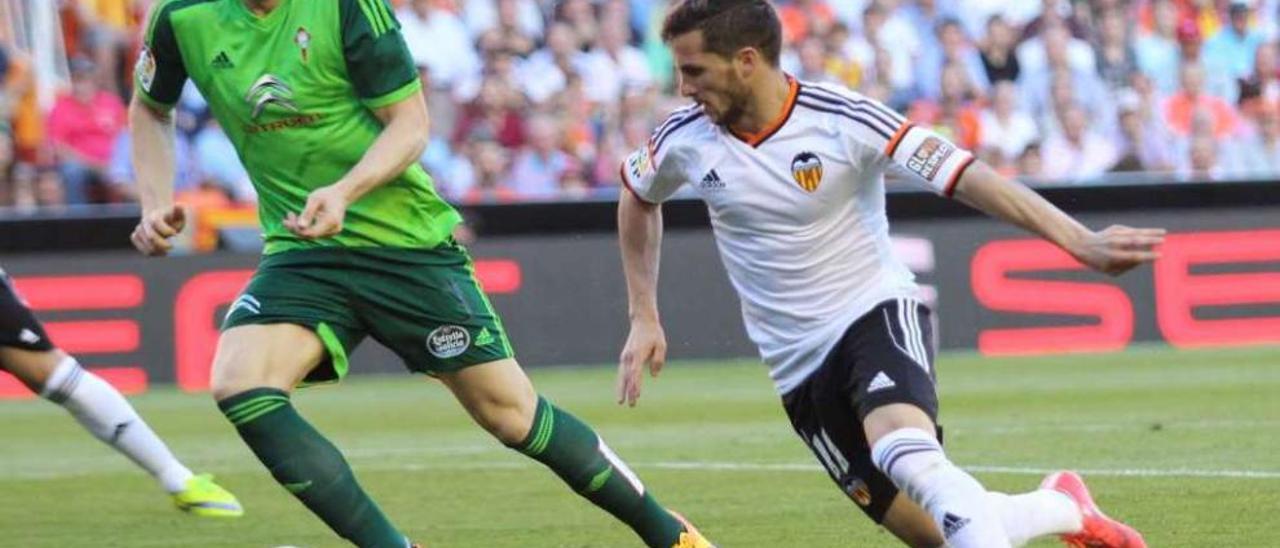 Andreu Fontás marca al argentino del Valencia Pablo Piatti en un momento del choque. // LOF