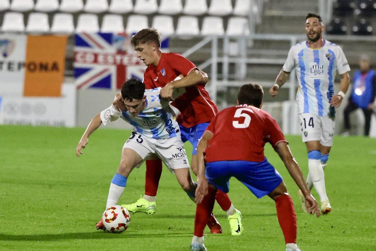 Derbi copero que enfrentó al CD Estepona y al Málaga CF, en un duelo que se jugó en el Municipal Ciudad de La Línea.