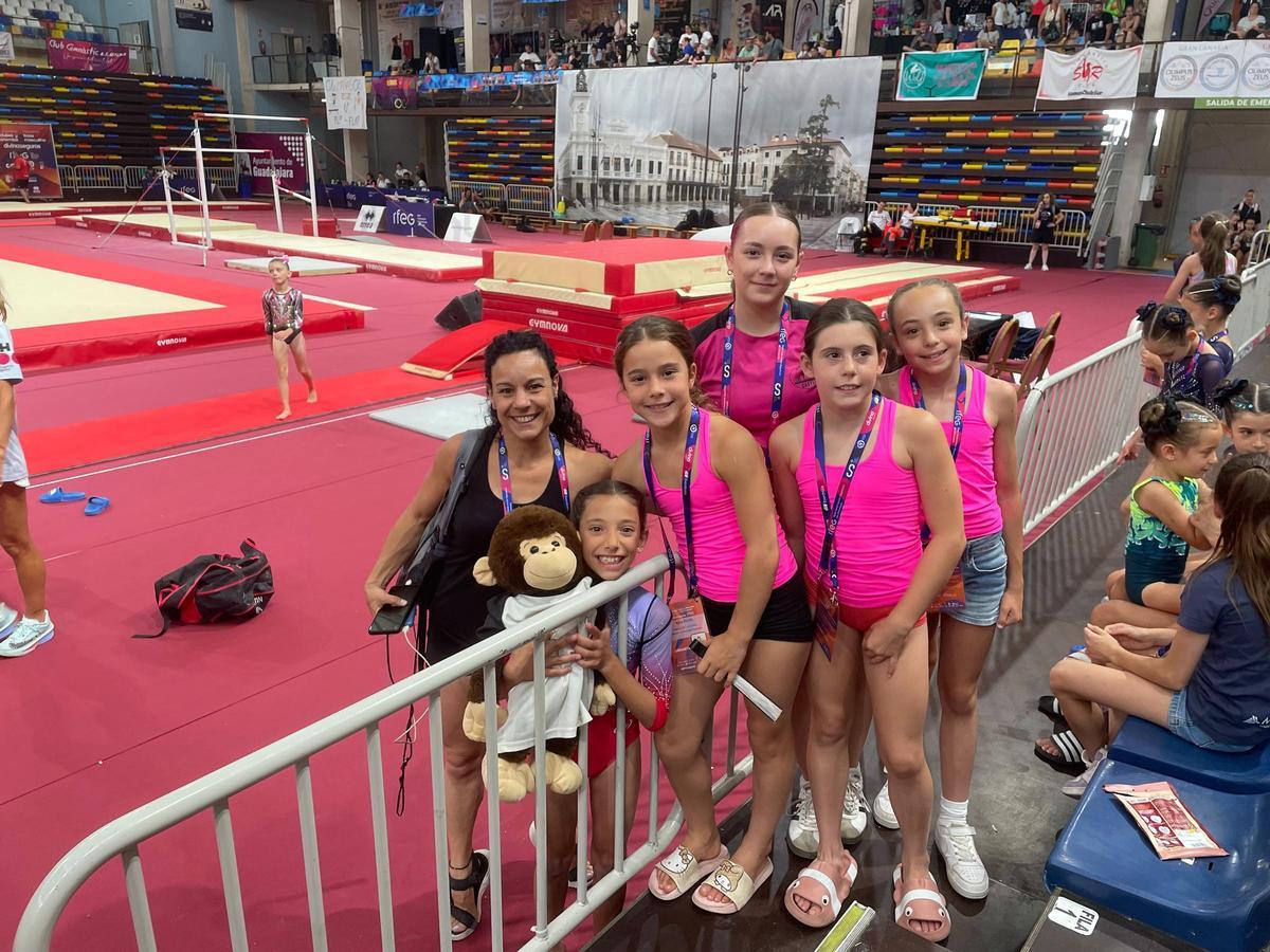Gimnastas del Club Gimnastic La Plana junto a su entrenadora
