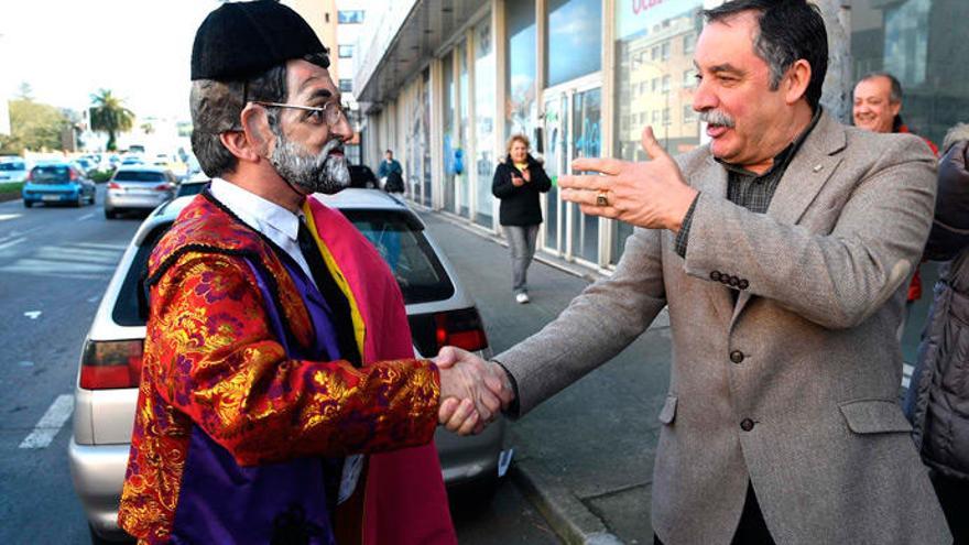 El alcalde, con un falso Rajoy disfrazado de torero.