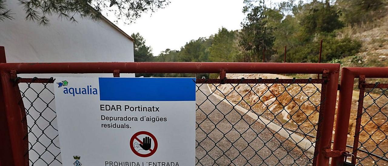 Puerta de acceso a la depuradora de Portinatx.