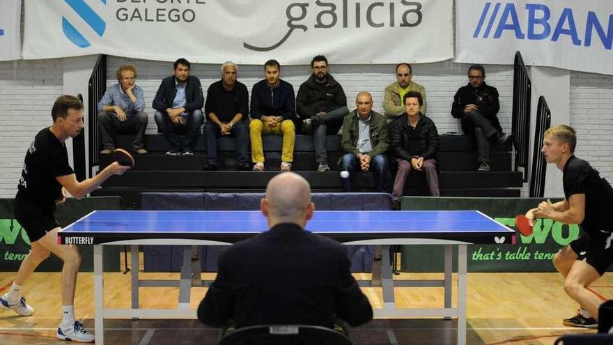 Los partidos del equipo vilagarciano cuentan cada vez con más adeptos. // I. Abella