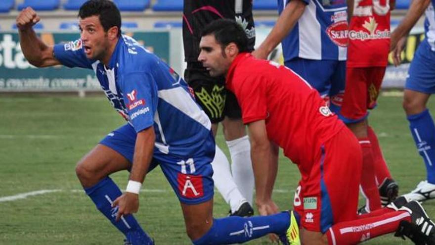 Paco Esteban, en el suelo, durante el partido frente al Numancia disputado en El Collao.