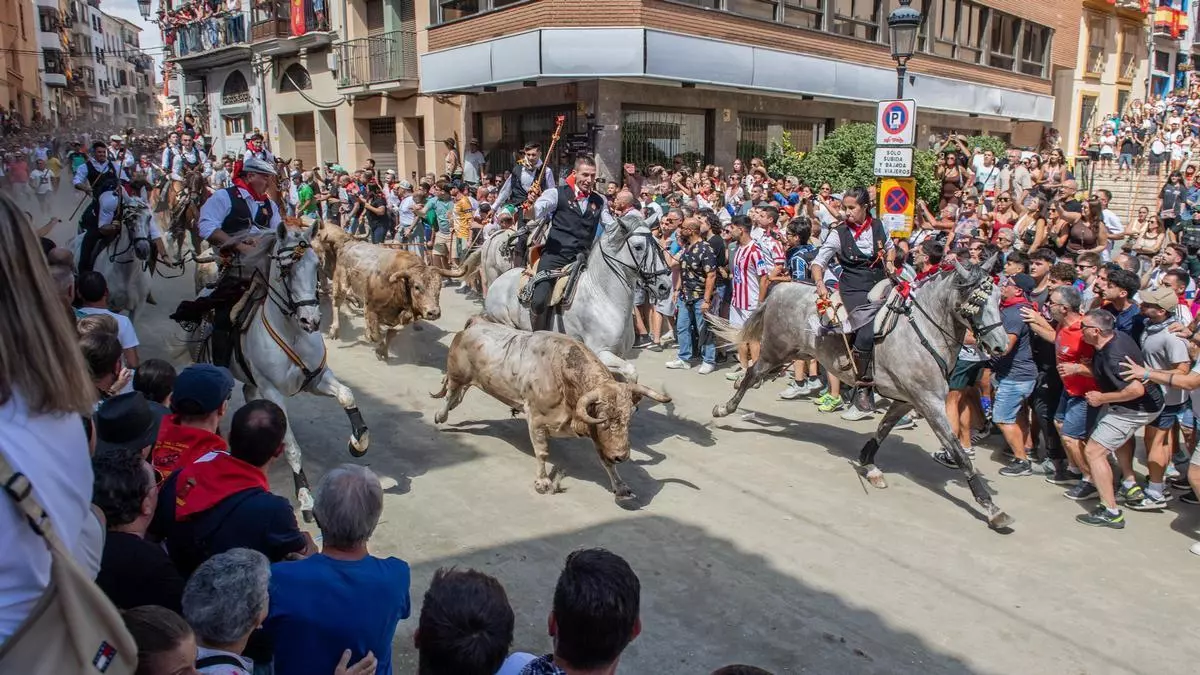 La cuarta Entrada de Toros y Caballos de Segorbe se complica y obliga a los caballistas a reaccionar al límite