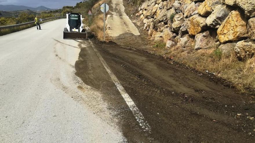 La Diputación trabaja en el arreglo de carreteras de la Axarquía dañadas por la lluvia