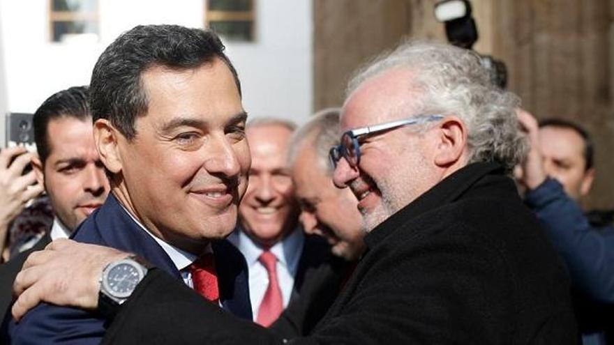 Fernando Francés abraza a Juanma Moreno el día de la toma de posesión del presidente de la Junta.